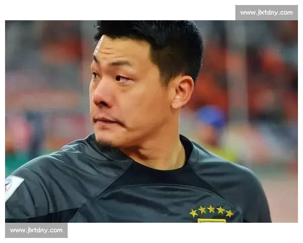 足协认错！VAR 误判偷走浙江 2 分，陶强龙争议动作成焦点，主帅激动挥拳眼镜飞落
