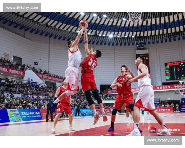 黄健翔坐镇江苏超会玩直击 “南哥之争”！南通 VS 宿迁巅峰对决点燃战火